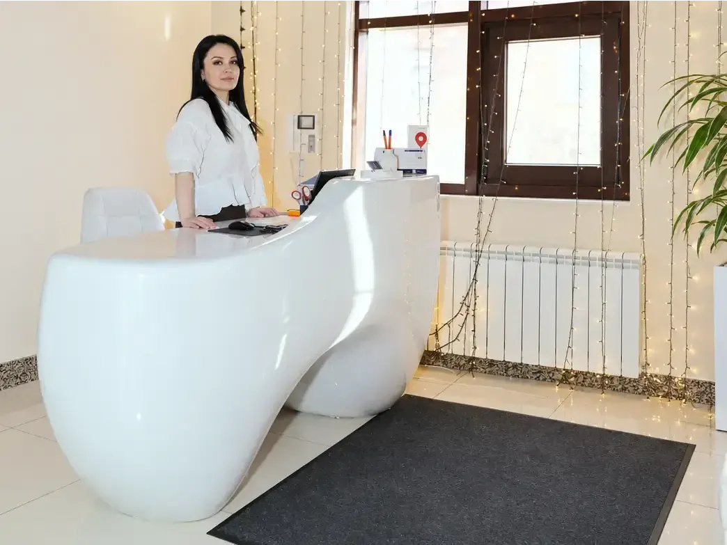 Ресепшен стоматологической клиники НИСО в Петроградском районе